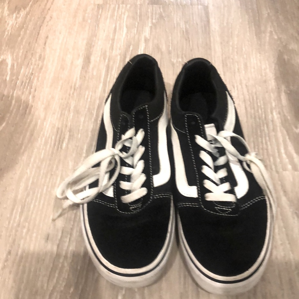 Women’s black and white vans sneakers
